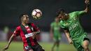 Gelandang Persipura, Ian Louis Kabes, berebut bola dengan bek Bhayangkara FC, Indra Kahfi, pada laga Liga 1 Indonesia di Stadion Patriot, Bekasi, Sabtu (9/9/2017). Bhayangkara FC menang 2-1 atas Persipura. (Bola.com/Vitalis Yogi Trisna)