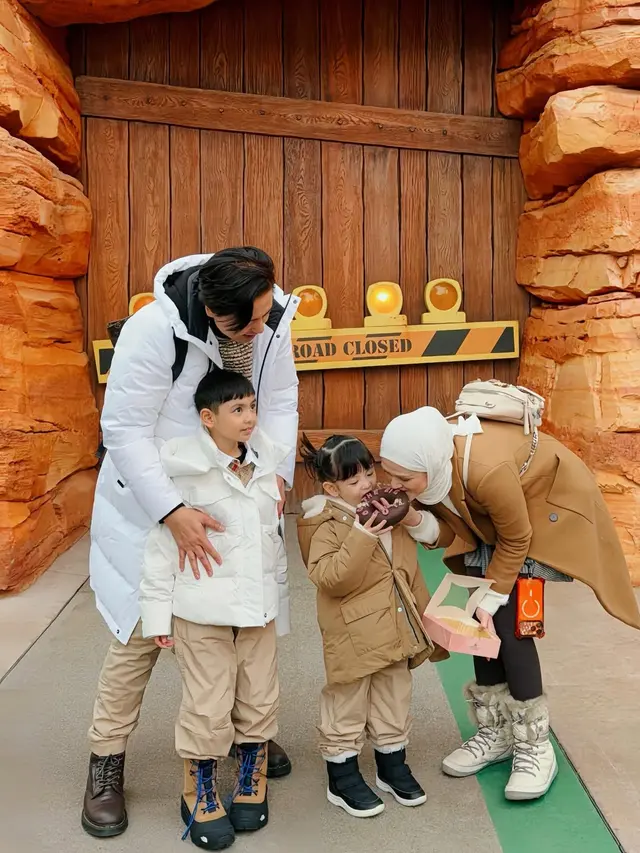 6 Potret Cut Meyriska dan Roger Danuarta Liburan ke Zootopia Land Shanghai