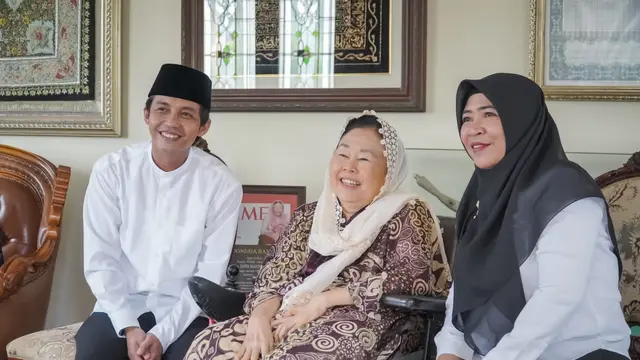 Wakil Menteri Agraria dan Tata Ruang/Badan Pertanahan Nasional (ATR/BPN), Raja Juli Antoni, menyerahkan sertifikat tanah Yayasan Abdul Wahid Hasyim kepada keluarga Abdurrahman Wahid atau Gus Dur secara langsung (Istimewa)