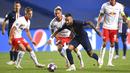 Striker Paris Saint-Germain (PSG), Neymar, berusaha melewati pemain RB Leipzig pada laga semifinal Liga Champions di Stadion The Luz, Rabu (19/8/2020). PSG menang dengan skor 3-0. (David Ramos/Pool via AP)
