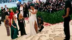Rapper 2 Chainz berlutut saat sang kekasih, Kesha Ward memperlihatkan cincin pada Met Gala 2018 di Metropolitan Museum of Art, New York, Senin (7/5). Dalam acara Met Gala, Chainz melamar sang kekasih yang telah memberikannya dua putri. (AP/John Carucci)