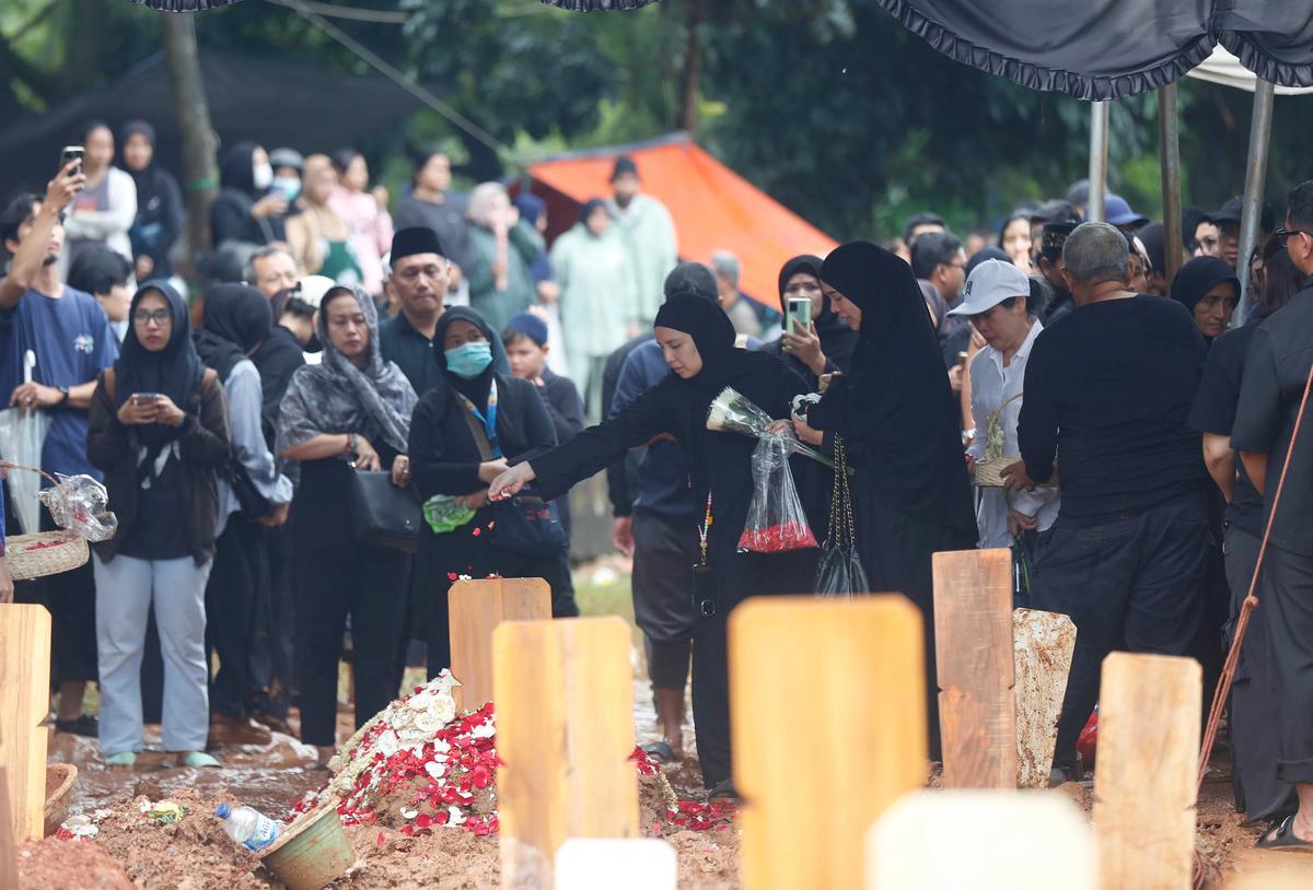 FOTO: Hujan Iringi Pemakaman Vidi Aldiano