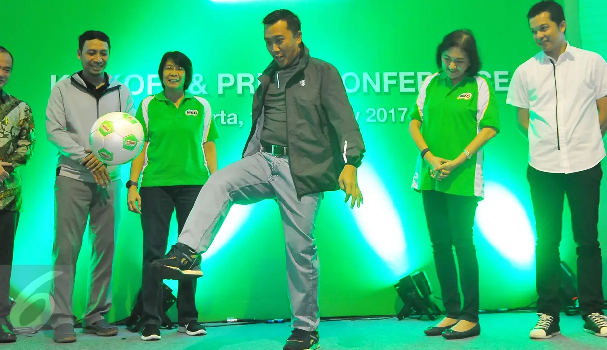 Menpora Imam Nahrawi menendang bola saat menghadiri Milo Football Championship di Jakarta, Sabtu (18/2). Sebanyak 8000 siswa SD mengikuti acara ini. (Liputan6.com/Angga Yuniar)