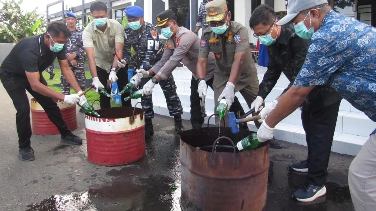 FOTO: TNI AL Musnahkan Miras Ilegal Hasil Operasi di Morotai