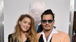 Aktor Johnny Depp didampingi sang istri, Amber Heard menghadiri screening "Black Mass" Boston, 15 September 2015. Amber Heard meminta Johnny Depp untuk memberikan kewajiban nafkah pasca cerai. (Paul Marotta/Getty Images untuk Warner Brothers/AFP)