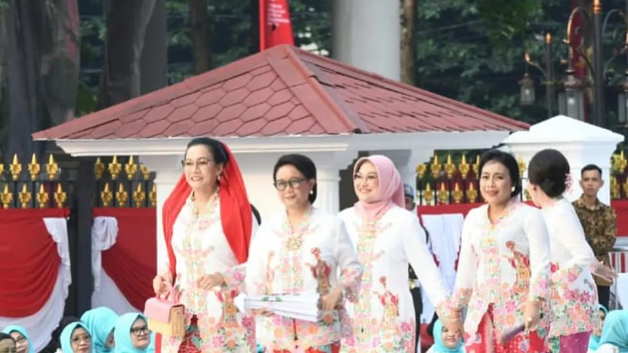 6 Momen Menteri Perempuan Kompak Pakai Kebaya Encim saat Melenggang di Catwalk Istana Berkebaya