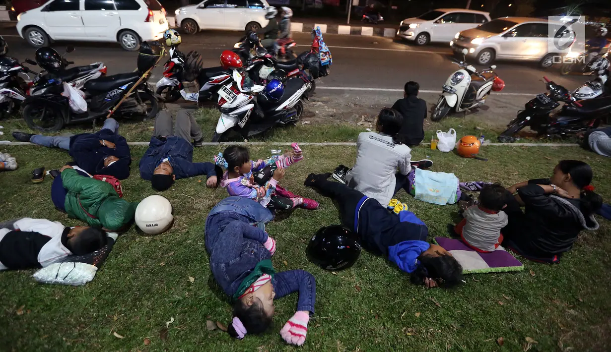 Pemudik menyempatkan beristirahat di pinggir jalan Kota Cirebon karena kelelahan berkendara dari Jakarta, Jumat (24/6). (Liputan6/JohanTallo)