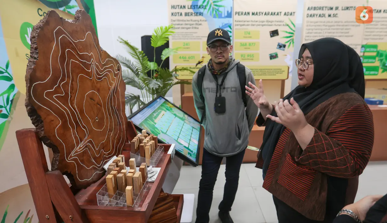 Petugas menerangkan miniatur gelondong kayu jati yang merupakan salah satu koleksi unggulan Museum Kehutanan dalam pameran “Hutan dan Peradaban: Dari Ekosistem Kehidupan Menuju Masa Depan” di area publik Stasiun MRT Bundaran HI, Jakarta, Senin (12/10/2026). Gelondong kayu jati tersebut berasal dari pohon yang berkecambah pada 1644, diteres pada 1980, dan ditebang pada 1982, dengan usia mencapai 336 tahun.(KLY/Budy Santoso)