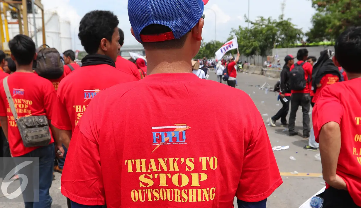 Federasi Pekerja Pelabuhan Indonesia (FPPI) melakukan aksi di Pelabuhan Tanjung Priok, Jakarta, Minggu (1/5). Buruh mengenakan kaos bertuliskan Stop Outsourshing (Liputan6.com/Angga Yuniar)