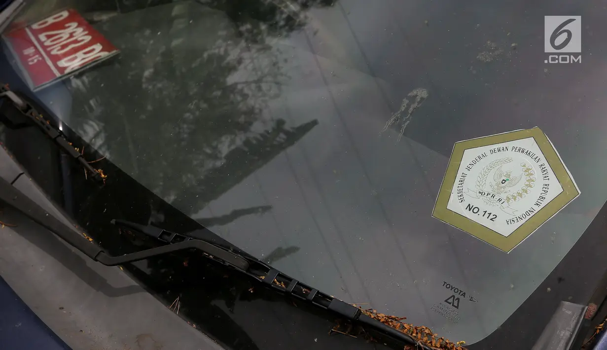 Tumpukan dedaunan kering menempel di wiper kaca depan salah satu mobil dinas yang terparkir di area belakang Gedung DPR/MPR, Jakarta, Selasa (5/12). Belum ada kejelasan terkait nasib mobil-mobil serta bus dinas tersebut. (Liputan6.com/Johan Tallo)