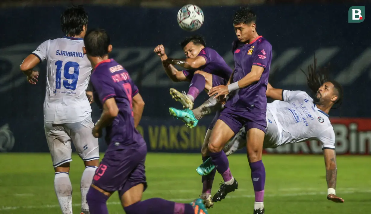 Arema tak tinggal diam. Mereka berusaha berbalik menyerang. Namun Cak Sodik dkk kesulitan membangun serangan berbahaya ke pertahanan Persik. (Bola.com/Bagaskara Lazuardi)