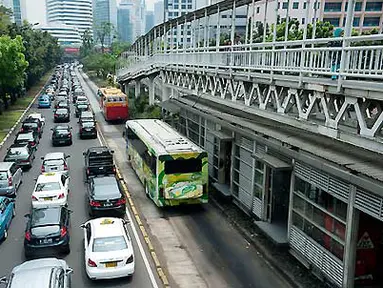 Pemprov DKI Jakarta akan membangun pembatas jalan busway berupa beton setinggi setengah meter agar pengguna jalan tidak memasuki jalur busway.(Antara).
