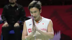 Pebulu tangkis tunggal putra andalan Jepang, Kento Momota memutuskan mundur dari turnamen usai mengalami cedera punggung saat melawan wakil India, Lakshya Sen. Momota bahkan tak mampu melihat shuttlecock saat melakukan pukulan backhand. (AP/Dita Alangkara)