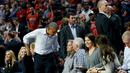 President Amerika Serikat Barack Obama melepas jas saat menyaksikan pembukaan NBA antara  Cleveland Cavaliers melawan Chicago Bulls di Chicago, Selasa(27/10/2015). (REUTERS / Jonathan Ernst)