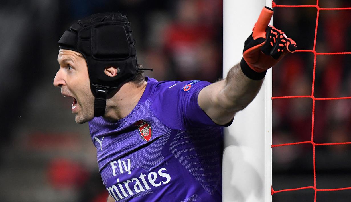Petr Cech. Kiper asal Republik Ceska yang telah memutuskan pensiun di Arsenal pada Juli 2019 ini telah memperkuat 5 klub sepanjang kariernya, termasuk Chelsea dan Arsenal. Ditambah saat membela Timnas Republik Ceska, ia mampu mencetak 397 clean sheet dari total 907 laga. (AFP/Damien Meyer)