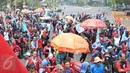 Ribuan buruh berkumpul di depan Istana Negara, Jalan Medan Merdeka Utara, Jakarta, Kamis (29/10/2015). Aksi tersebut menimbulkan kemacetan lalu lintas kendaraan di sekitar kawasan Istana Negara. (Liputan6.com/Gempur M Surya)