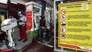 Pengendara sepeda motor mengisi BBM di salah satu SPBU di Jakarta, Senin (4/1/2021). PT Pertamina (Persero) secara resmi menerapkan digitalisasi pada 5.518 SPBU yang tersebar di seluruh Indonesia. (Liputan6.com/Johan Tallo)