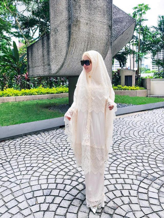 5 Potret Kebersamaan Syahrini Bersama Reino Barack Tampil Kompak Saat Lebaran