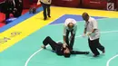 Pesilat Indonesia Abdul Malik terkapar saat bertanding melawan Muhammad Faizul M Nasir asal Malaysia di final Kelas B Putra Asian Games 2018 di Jakarta, Senin (27/8). Abdul menang dan mendapatkan medali emas. (Merdeka.com/Arie Basuki)