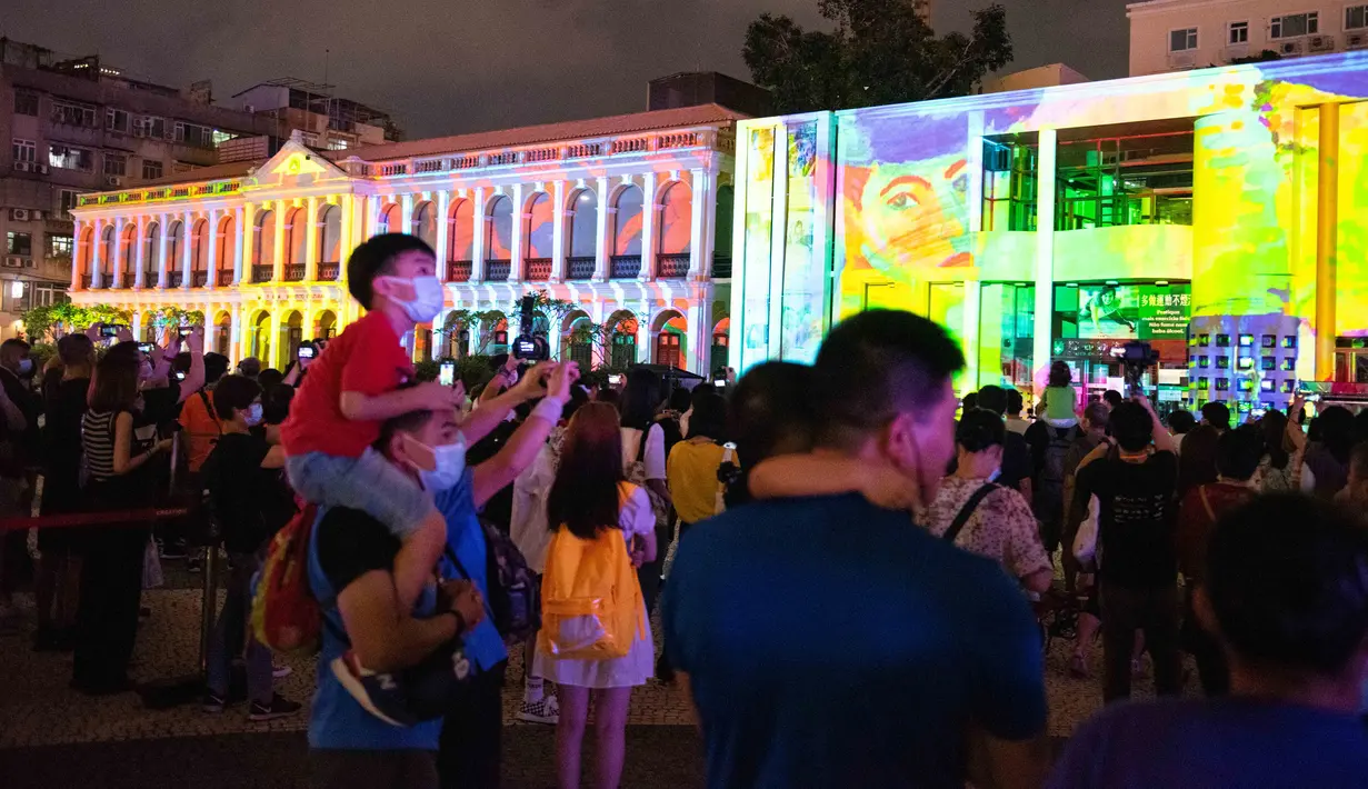 Orang-orang menikmati pemandangan malam di Festival Cahaya Makau 2020 yang digelar di Tap Seac Square, Makau, China selatan, pada 26 September 2020. Festival cahaya tersebut dimulai pada Sabtu (26/9) dan akan berlangsung hingga 31 Oktober. (Xinhua/Cheong Kam Ka)