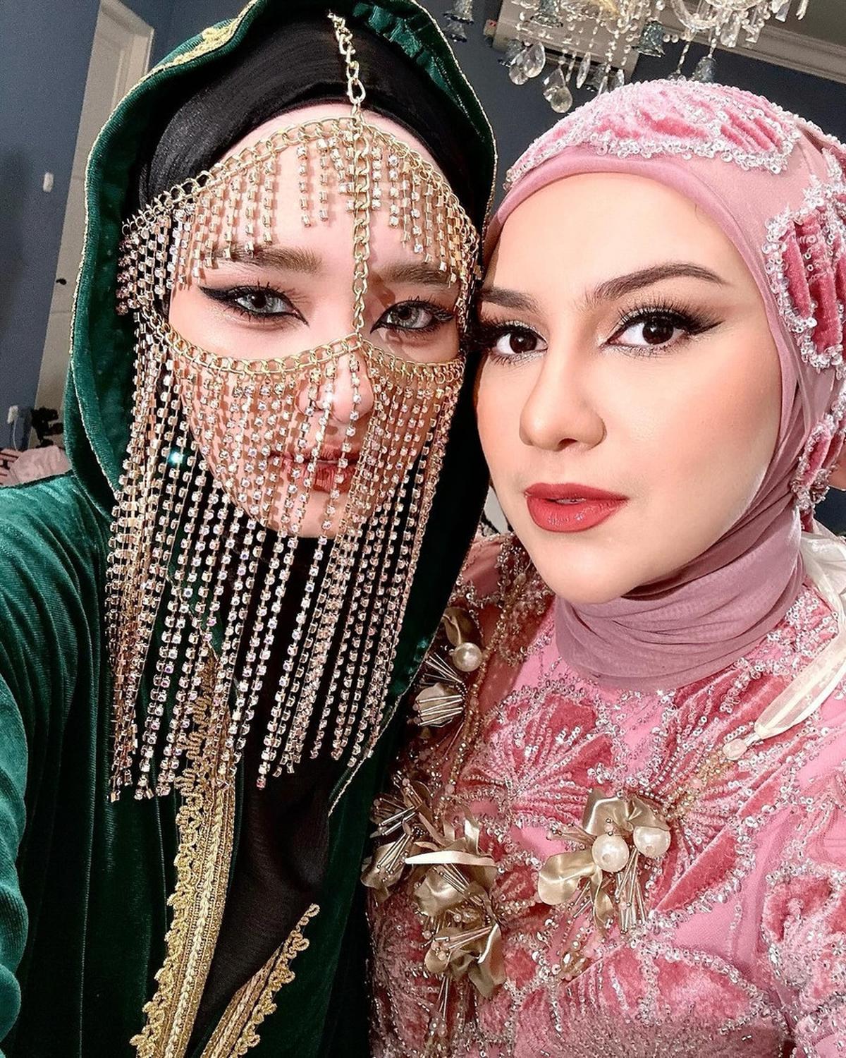 Inara Pakai Aksesoris di Kepalanya