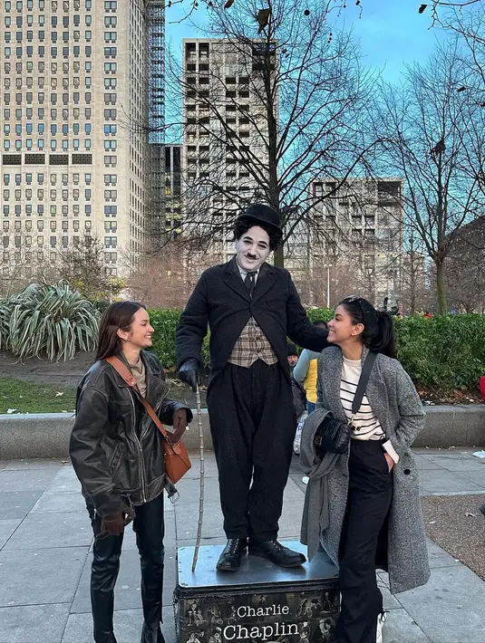 Bersama teman-temannya, Enzi Storia nampak menikmati musim dingin di London [instagram/enzystoria]