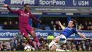 Raheem Sterling menutup kemenangan Manchester City dengan gol cantiknya ke gawang Everton pada lanjutan Premier League di Goodison Park, Liverpool, (31/3/2018). Manchester City menang 3-1. (AFP/Paul Ellis)