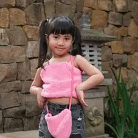 Dalam keseharian, Chava kerap tampil girly sesuai usianya. Seperti potret ini, Chava tampil manis mengenakan crop top pink, denim short pants, dan sling bag warna pink senada dengan atasannya. [@rachelvennya].