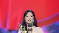 Song Hye Kyo Menang Baeksang Arts Awards 2023 untuk Kategori Aktris Terbaik. (JTBC)