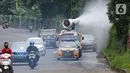 Sebuah mobil gunner spraying menyemprotkan cairan disinfektan di kawasan Serpong, Tangerang Selatan, Sabtu (2/5/2020). Mobil yang mampu menampung cairan disinfektan sebanyak 5.000 liter akan menyemprotkan setiap hari Sabtu. (Liputan6.com/Fery Pradolo)