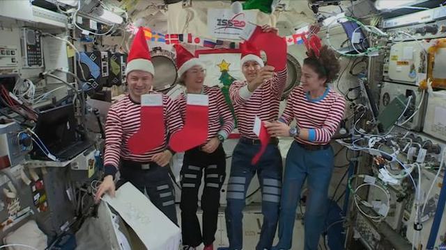 Para astronot Ekspedisi 61 merayakan Natal dan liburan di orbit di atas Stasiun Luar Angkasa Internasional pada bulan Desember 2019. (Image credit: NASA)