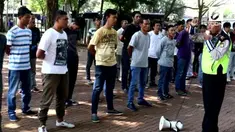 Direktorat Lalu Lintas Polda Metro Jaya menunda pelantikan ratusan Pak Ogah atau polisi cepek yang diberdayakan untuk membantu mengatur lalu lintas