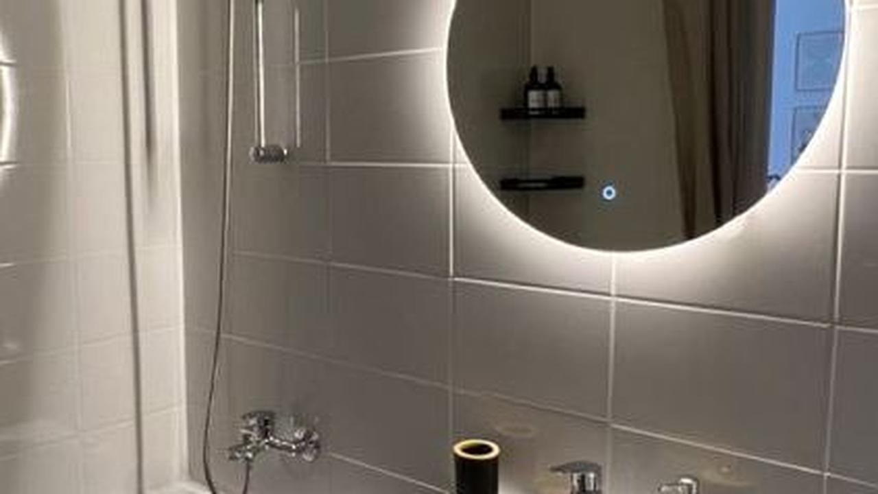 Kamar Mandi dengan Shower dan Bathtub