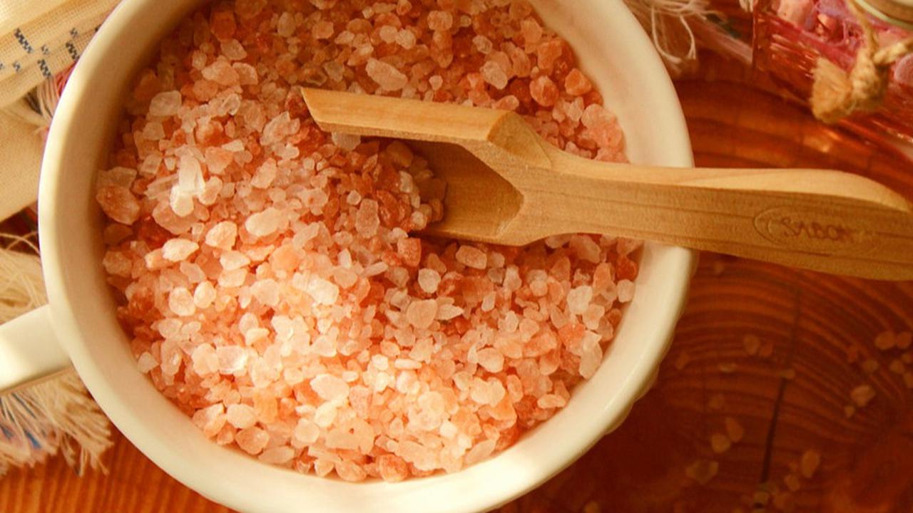 12 ,Manfaat Mandi Air Garam untuk Kesehatan, Mengatasi Nyeri Sendiri hingga Kram Menstruasi