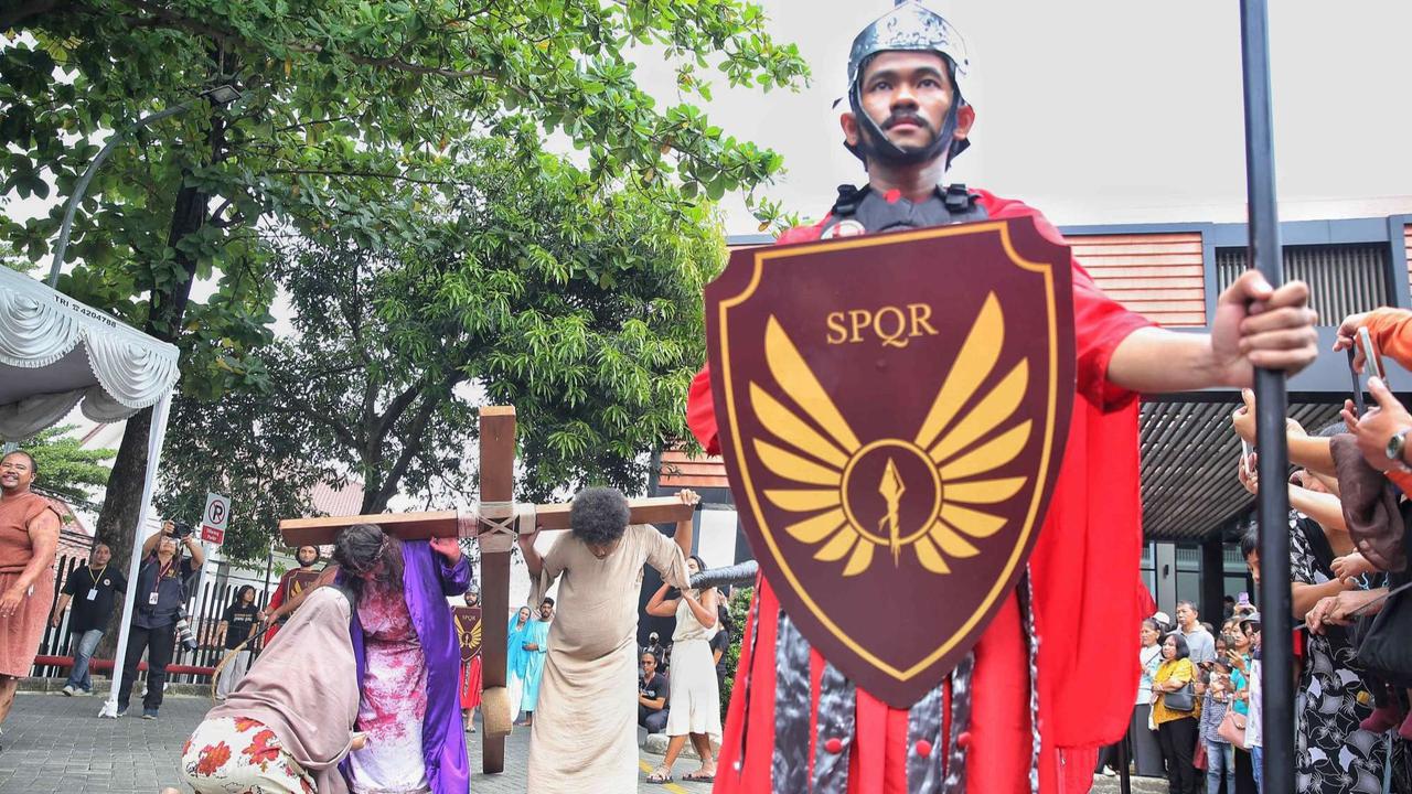 Drama penyaliban Yesus Kristus selama peringatan Jumat Agung