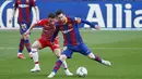 Striker Barcelona, Lionel Messi, berusaha melewati pemain Granada, Quini, pada laga Liga Spanyol di Stadion Camp Nou, Jumat (30/4/2021). Barcelona takluk dengan skor 1-2. (AP/Joan Monfort)
