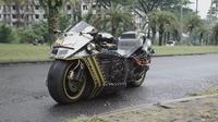 Motor Batman ini menggunakan mesin mobil. (Youtube Atenx Katros)