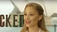 Ariana Grande Merasa Terhormat Dapat Hadiah Kipas Batik dari Marion Jola, Cynthia Erivo Kagumi Syal