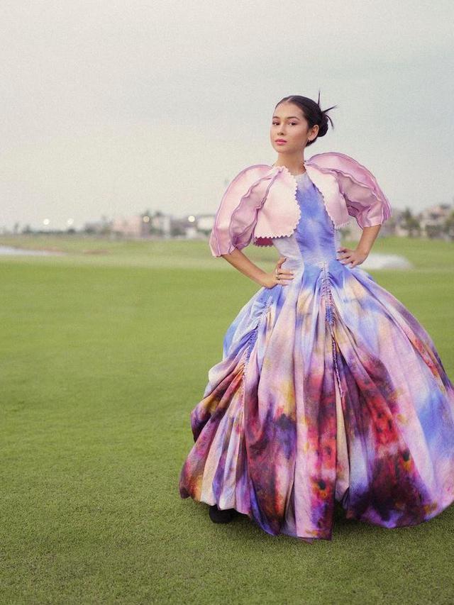 8 Gaya Pemotretan Sandrinna Michelle Berbalut Gaun Colorful, Banjir Pujian Disebut Seperti Barbie Hidup