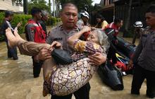 FOTO: Dikepung Banjir 4 Meter, Warga Perumahan Vila Nusa Indah Bogor Dievakuasi