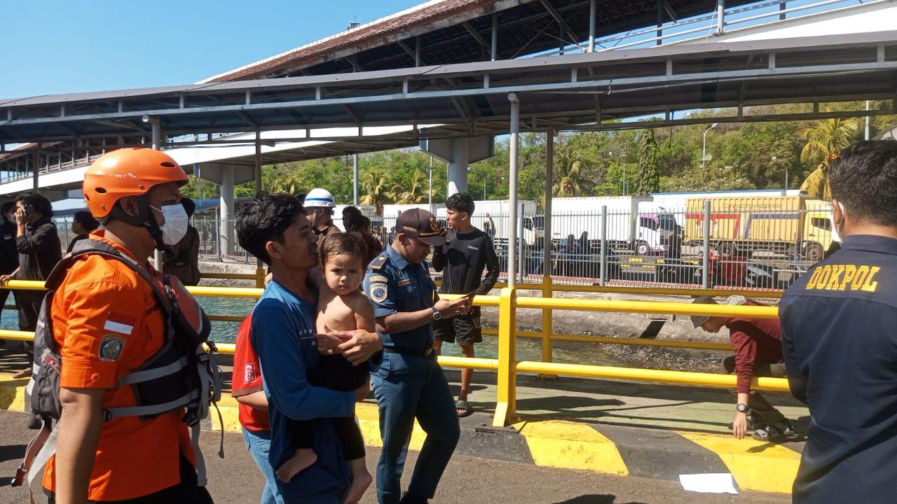 Penumpang dan ABK dievakuasi dari KMP Putri Yasmin, Rabu (12/8). (Dokumen Humas Basarnas Bali).