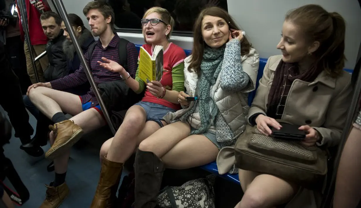 Aksi No Pants Subway Ride ini telah berlangsung sejak 2002, dan telah menyebar di 60 kota dunia. Foto diambil Minggu (11/01/2015). (AFP PHOTO/DANIEL MIHAILESCU)
