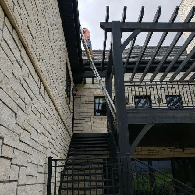 6 Potret Aksi Orang Perbaiki Sesuatu di Ketinggian Ini Bikin Deg-degan