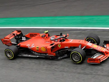 Pembalap Ferrari Charles Leclerc melambaikan tangan kepada para pendukungnya saat free practice 1 (FP1) F1 GP Italia di Sirkuit Monza, Jumat (6/9/2019). Charles Leclerc menjadi yang tercepat di FP1 F1 GP Italia dengan mencatatkan waktu 1 menit 27,905 detik. (AP Photo/Luca Bruno)