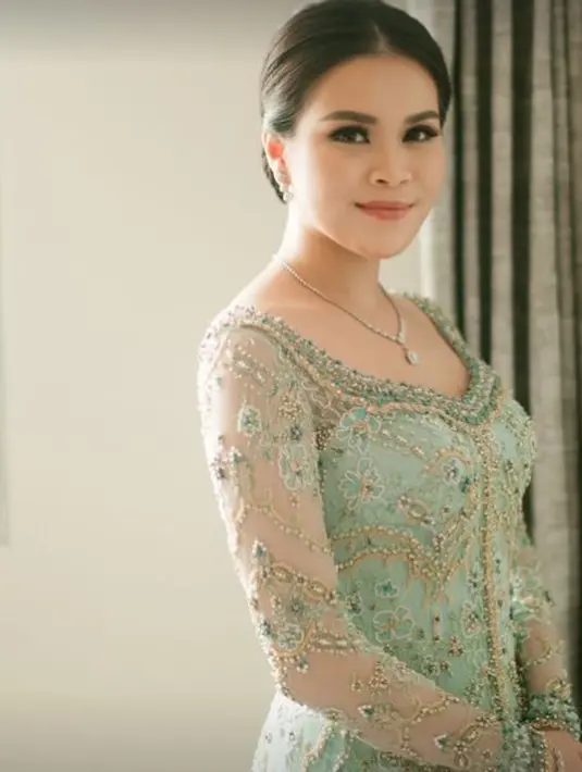 Wajah Chen Giovani terlihat flawless dengan makeup bernuansa bronzy [@chengiovanis]