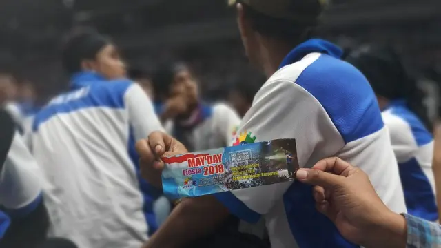 Massa buruh wajib membayar sebesar Rp 15 ribu untuk menghadiri acara deklarasi Prabowo Subianto di Istora Senayan, Jakarta. (Liputan6.com/ Ady Nugrahadi)