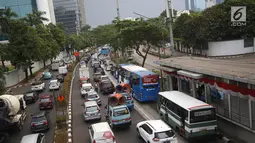 Kendaraan terjebak kemacetan di Jalan HR Rasuna Said, Jakarta, Rabu (6/9). Menurut Menhub, wacana ini timbul untuk membantah adanya diskriminatif terhadap sepeda motor karena dilarang melintas di jalan Sudirman. (Liputan6.com/Immanuel Antonius)