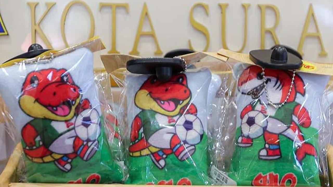 Terdapat sejumlah toko yang menjual merchandise tersebut, salah satunya di Surabaya Kriya Gallery (SKG) Siola yang terletak di Jalan Tunjungan, Surabaya.