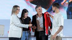 Istri dan anak John Herdman ikut hadir dalam sesi perkenalan pelatih baru Timnas Indonesia di Hotel Mulia Senayan, Jakarta, Selasa pagi (13/1/2026). (Bola.com/Bagaskara Lazuardi)