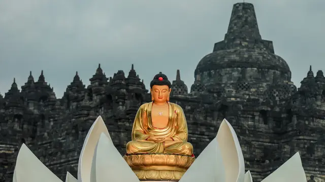 Perayaan Waisak 2569 BE/2025 mendorong lonjakan pengunjung ke Candi Borobudur, Magelang, Jawa Tengah.